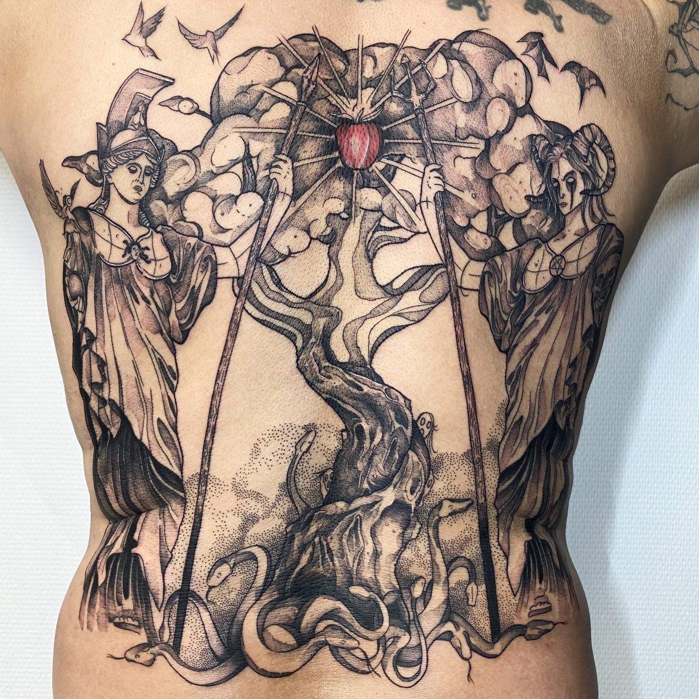 Alain/DotNine, artiste tatoueur de Bethune - tatouage dorsal